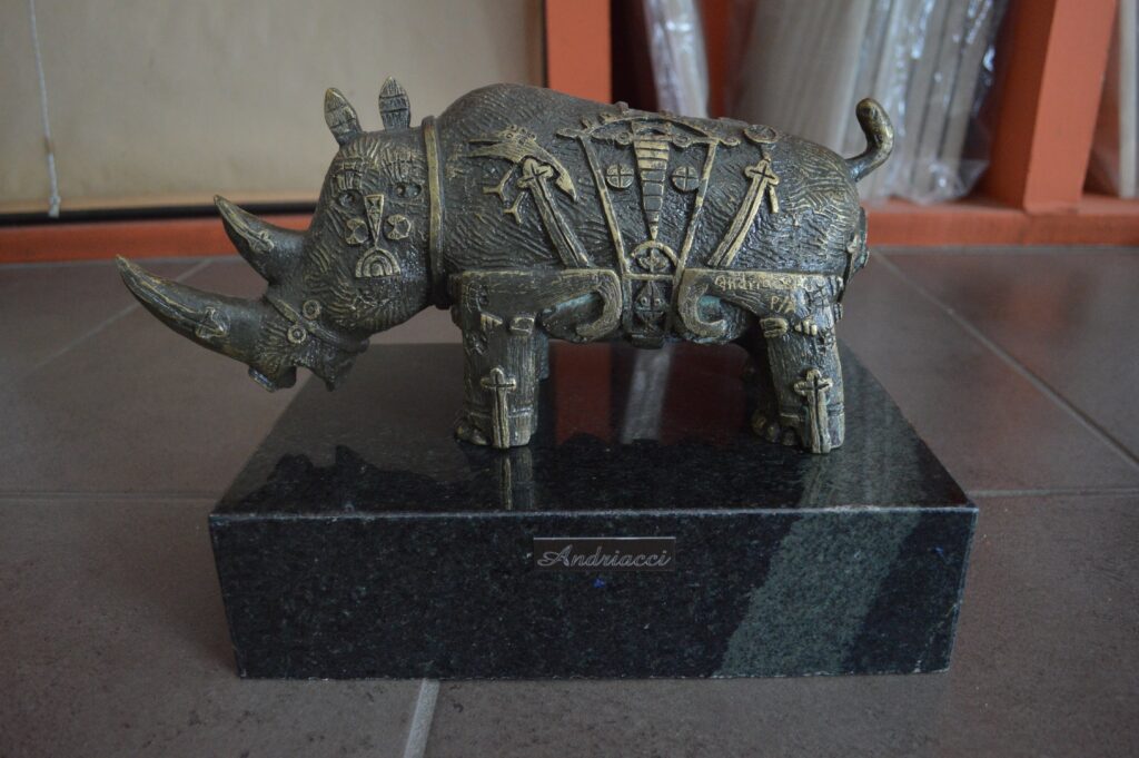 "Rinoceronte"  |  Fernando Andriacci  |  Escultura bronce  13 x 14 cm